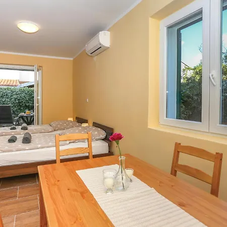 Apartment Amazing In Kastel Stari With Wifi *
